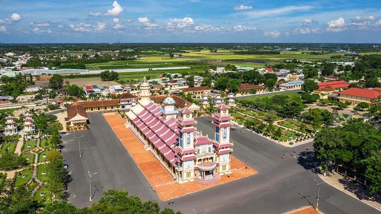 Capture the vibrant beauty of Cao Dai Holy See in the dry season